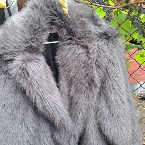 Stunning faux fur coat - Picture 4 of 5